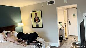 Flash kontol umum - Pembantu hotel bantu aku keluar setelah nangkep onani