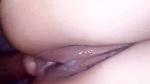 Napolnil sem rit svoje latinske punce s kumom, noge čez ramena