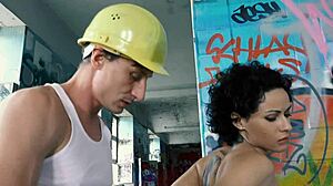 Fata curioasă futută tare afară în doggystyle păros