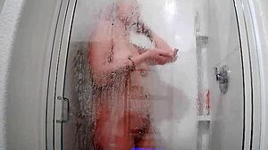 Raven Grey godain di scene mandi uap panas