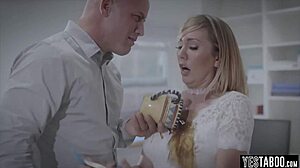 Nadlegovanje v pisarni z vročo blond milf, nagnjeno za pasji stil