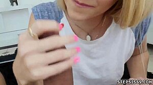 Zkušená teenagerka dráždí sama v punčochách pro HD vzrušení