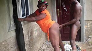 Опседнут сам овим лошим дечком који набија маћехину мокру гузу на јавном месту!