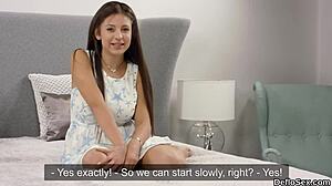 Flirtende Süße fingert ihre schmale Spalte bis zum Höhepunkt! 🔥