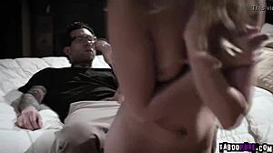 كينا جيمس مغلقة من قبل يدين صغيرتين وهو يحشي كسها الضيق بقوة