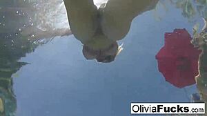 Olivia élvezi a szóló medenceparti maszturbációt