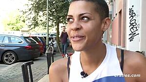 Ersties Daisy, a Padeira Inovadora, Dedilha Sua Boceta Depilada em Masturbação de Perto