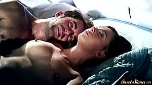 Küçük göğüslü üvey kız yoğun fantezi sikişin tadını çıkarıyor