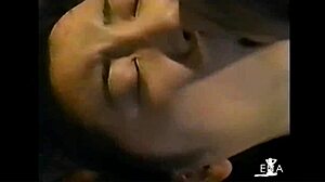 สาวหนุ่มกลืนน้ำลายจากชายแก่แปลกๆ อีกครั้ง