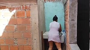 Enfia na meia-irmã que pediu ajuda