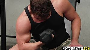 Γάμησα τον γκέι μπουφάντ bareback στο γυμναστήριο