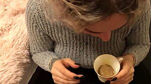 Loira gostosa lambe pau antes de beber café misturado com porra