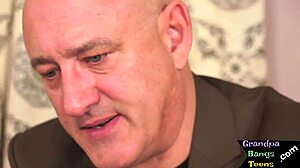 Euroteen de 18+ Anhela y Monta Esa Polla Dura Vieja