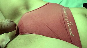 Hot! Ochtend mutual handjob van huisgenoten is wild!