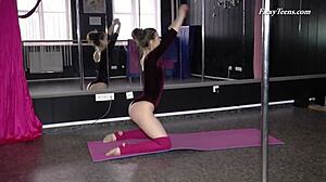 Gimnasta rusa negra muestra movimientos amateurs en sofá