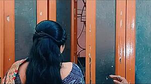 Indijski par se potopi v pravo seks zgodbo, velike joške poskakujejo v vroči akciji