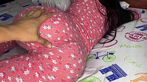 Padrastro pervertido dobla a jovencita para un perrito intenso en escena tabú