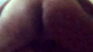 Op 4 poten toont deze culona billen voor anal met monster pik doggystyle