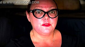 Dominatrix Mistress April plager latex slave i hospitalsbur