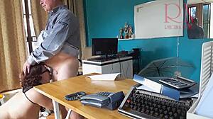 šéf v kancelárii dominuje, šúcha nahú sekretárku do úst, špica na tvár