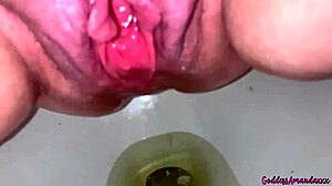 إطلاق داخلي في كس مبلل للزوج المهزوم.