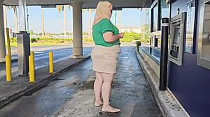 陌生人在停车场吃我的阴部，听完疯狂故事后！变态穆斯林熟女 🍑