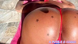 exibindo pro corno na piscina querendo rola