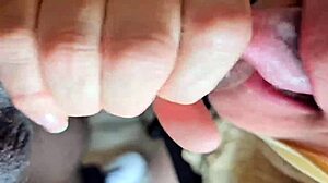 嘿，为什么这个性感女孩在诊所被手指？