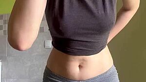 Cuki tini Maiskii nyög, miközben játékokkal játszik neked, nézd a borotvált punciját szóló akcióban