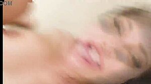 Monika Fox BBC gangbang'i ıslak alıyor.