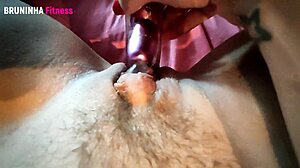 gostosa greluda sozinha em casa siririca ate gozar!