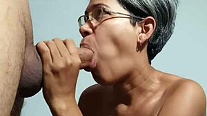 Fanget min stedsøn i at se mig masturbere. Nu er hans pik dybt inde i mig!