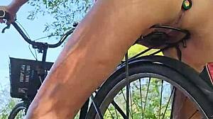 Pov detailní čůrání a masturbace na kole