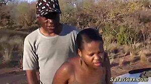 Essa esposa africana gorda leva pau grande em público 😏