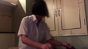 巨乳の日本ティーンガールがセンシュアルなフェラチオ体験を届ける