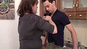 Строга баба се наслаждава на язденето на млад твърд кур