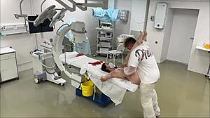 Jeg fangede denne boble-røv patient på kamera der bliver kneppet hårdt af en falsk læge på hospitalet