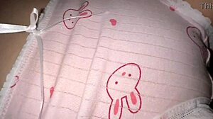 Nuori tyttö laukeaa ensimmäistä kertaa villissä masturbaatiosessiossa