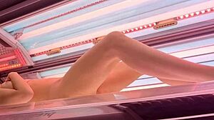 Krásne dievča špehuje mokrú masturbáciu pičky v soláriu až do orgazmu