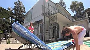 Hei frate vitreg, de ce mă urmărești când mă bronzez? Pula ta mare nu se ascunde în scena aia de baie!