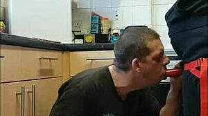 בחור ביסקסואל לוקח בתחת במוסך, משחק דילדו עם חברה ביישנית