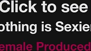 Propíchnutá amatérka Ameara si vrtá kundičku hračkami.