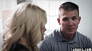 Fiu vitreg Codey Steele practică BDSM pe mama vitregă Lisey Sweet