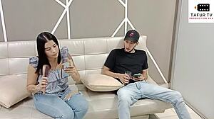 Moja napaljena posestrima daje duboki grlo pušenje mom kurcu.