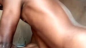 ฉันรู้สึกดึงดูดกับก้นและหีเซ็กซี่ของ MILF สีดำอวบอิ่มในสไตล์ xxx