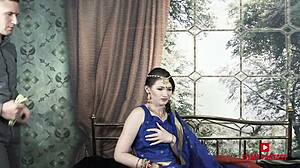 Indiase milf huisvrouw gedomineerd in ruige retro spelletjes