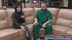 Dokter Tampa geeft Brooklyn Rossi eerste gyno onderzoek met gehandschoende handen en verpleegster Aria Nicole bij doctor-tampacom