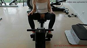 يا صديقي، شاهد جلسة الجيم الخاصة بي مع ديلدو على الراور! 💦