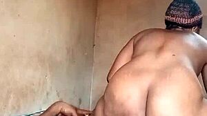 ฉันรู้สึกดึงดูดกับก้นและหีเซ็กซี่ของ MILF สีดำอวบอิ่มในสไตล์ xxx