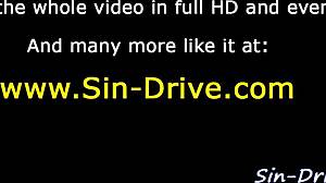 Våt trekant med kukbyte i smutsig jacuzzi - gruppsex med fingring och ansiktssprej